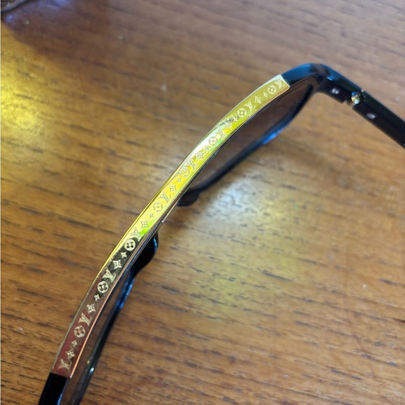 Louis Vuitton Evidence sunglasses in black and gold - Picture 7 of 13